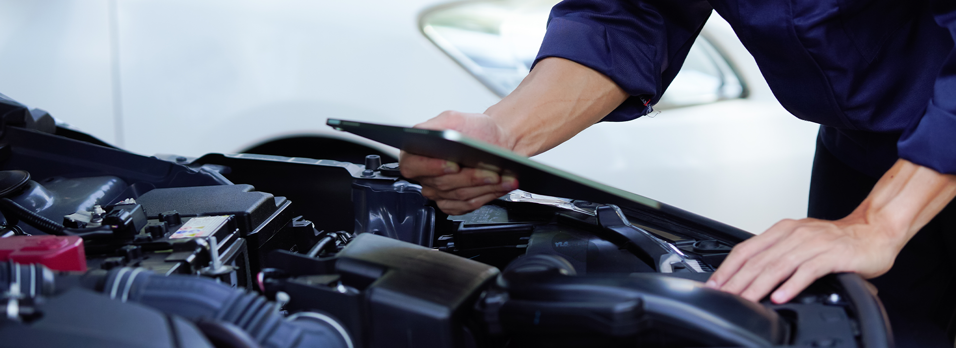 Auto mechanic checks vehicle